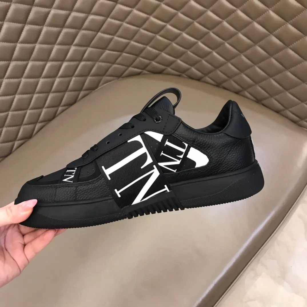 p440 "Valentin*" new spring and summer calfskin lace-up sneakers. No man should be able to refuse these shoes. The classic color scheme is so handsome! Purchase a high-precision replica of the original version to instantly sell off the market currency! 6 VLTN logo rubber effect straps - Valentino Garavani Logo printed on the back and tongue, all materials are customized to ensure quality! Size: 38-44